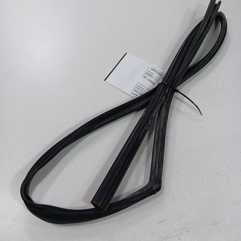 Hyundai Accent Door Glass Window Seal Rubber Left Driver Front  2017 2016 2015