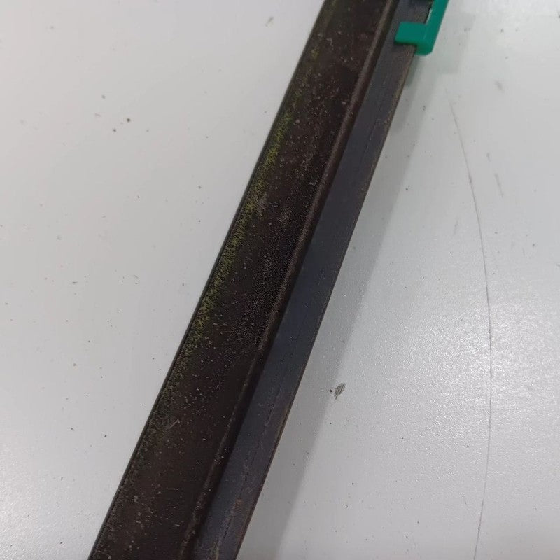 Hyundai Elantra Door Glass Window Weather Strip Trim Front Right Passenger  2017