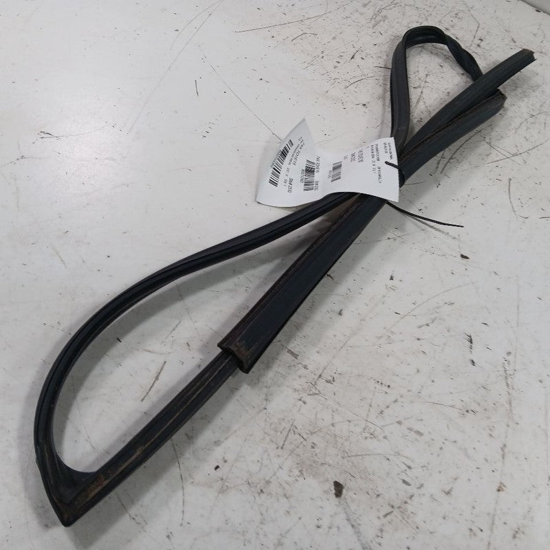 Toyota Corolla Door Glass Window Seal Rubber Right Passenger Front 2016 2015