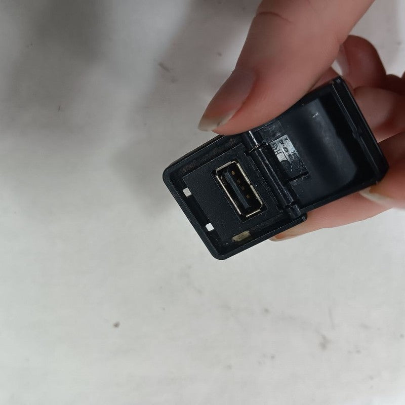 Nissan LEAF USB Plug In Hub Port 2013 2014 2015 2016 2017