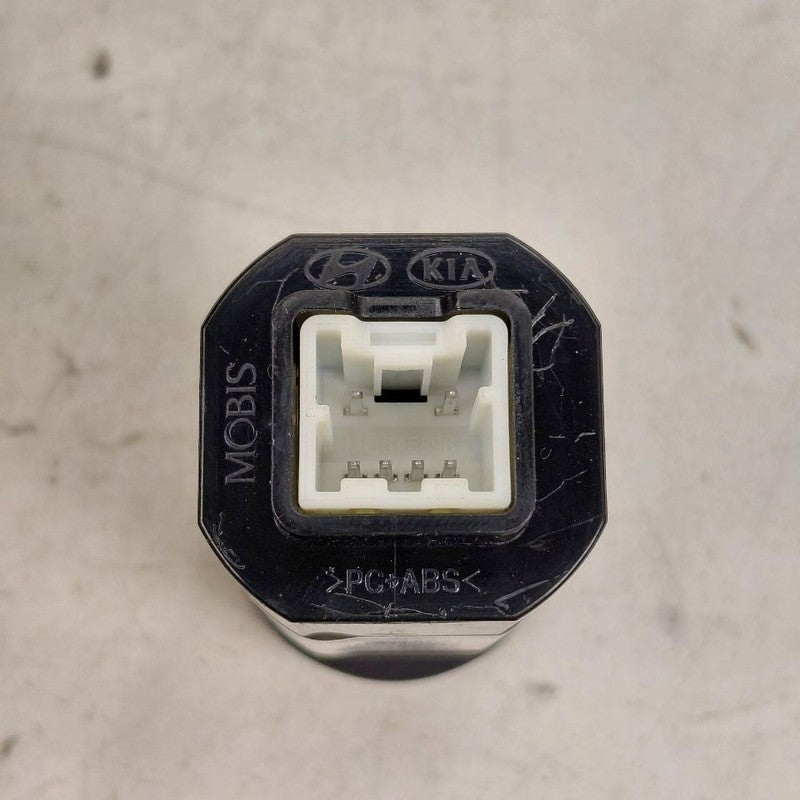 Hyundai Santa Fe USB Charging Port {96125S1500} 2019 2020