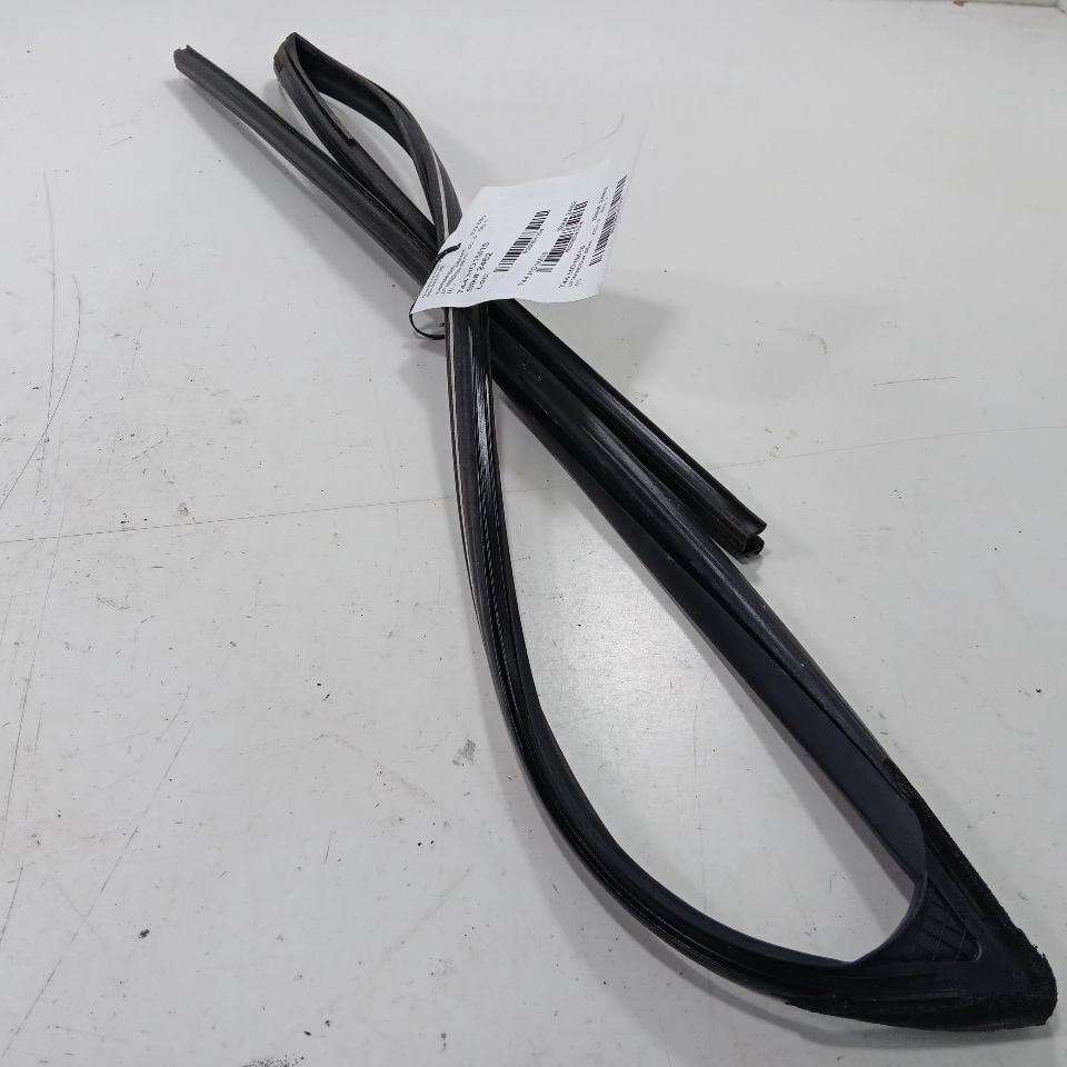 Honda CR-V Door Glass Window Seal Rubber Left Driver Front  2012 2013 2014 2015