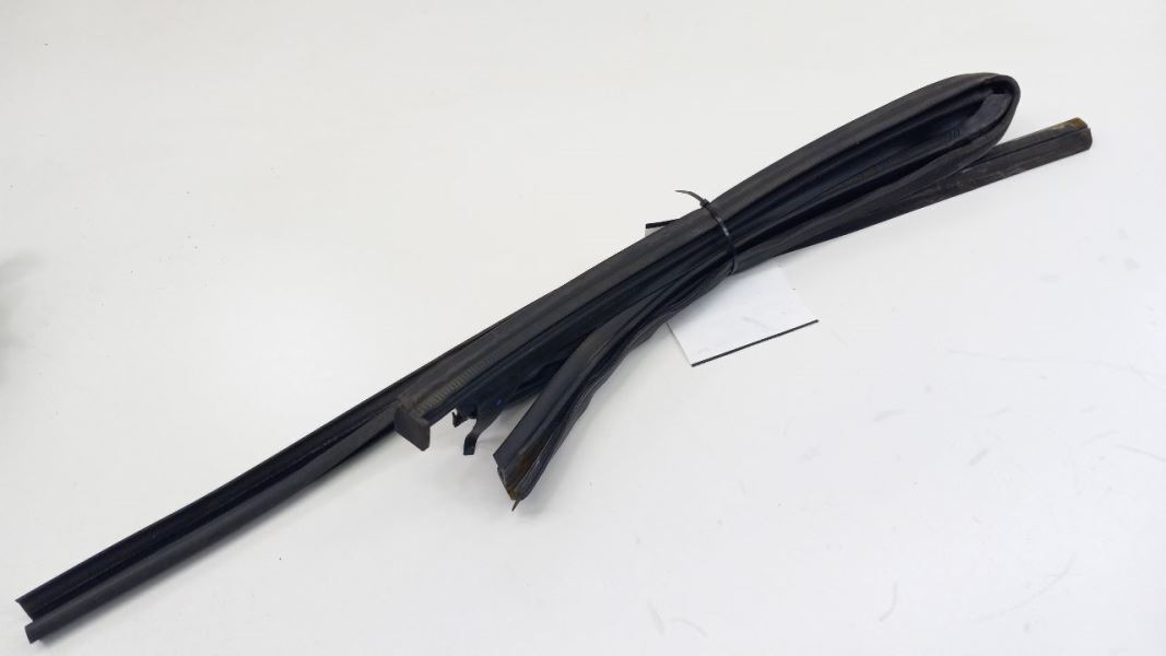 Vue Door Glass Window Seal Rubber Right Passenger Rear Back 2004 2005 2006 2007