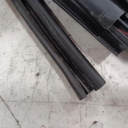 Nissan Kicks Door Glass Window Seal Rubber Right Passenger Rear Back  
