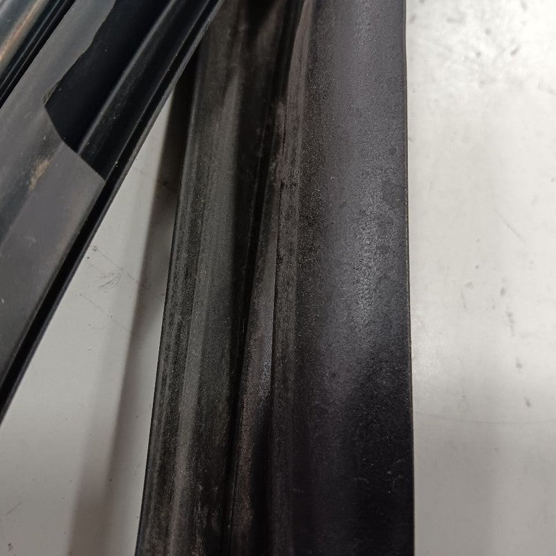 Kia Optima Door Glass Window Seal Rubber Right Passenger Front  2018 2