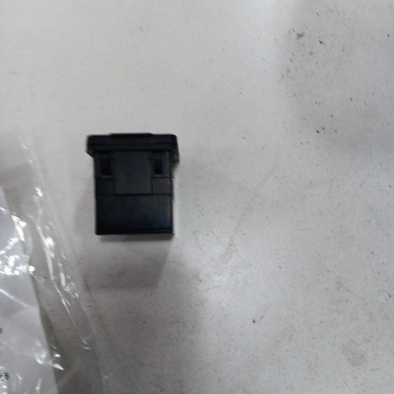 Jeep Cherokee 12V Power Port Socket  2015 2016 2017 OEM