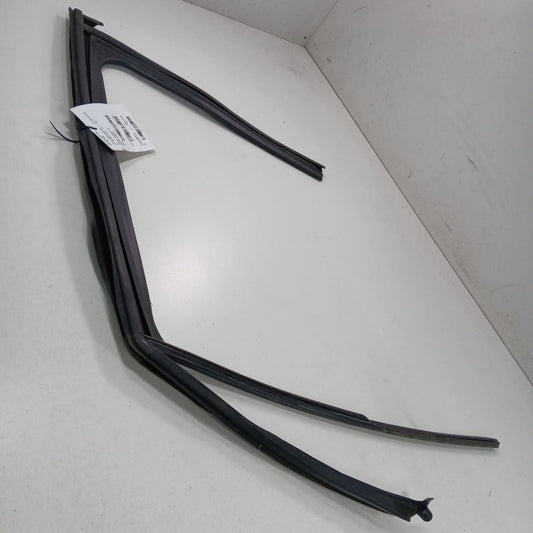 Jeep Renegade Door Glass Window Seal Rubber Left Driver Front  2017 20