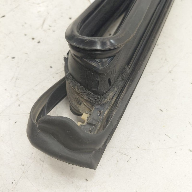 Jeep Cherokee Door Glass Window Seal Rubber Right Passenger Rear Back 