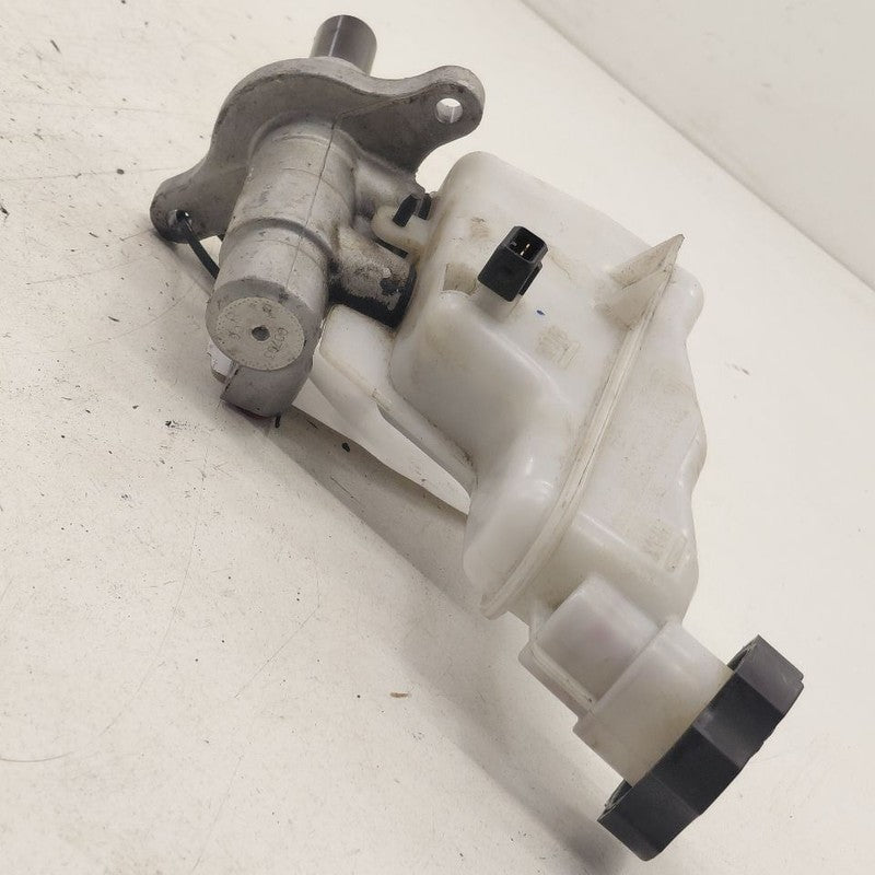 Brake Master Cylinder Fits 12-17 Hyundai Veloster