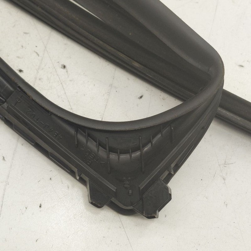 Mitsubishi Outlander   Door Glass Window Seal Rubber Right Passenger R