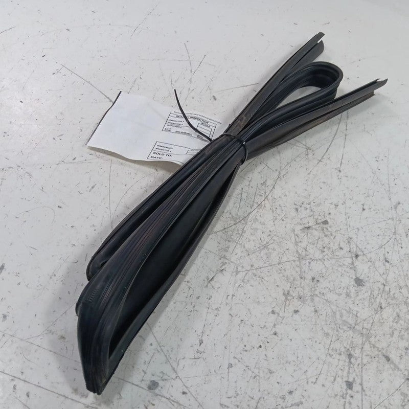 Kia Forte Door Glass Window Seal Rubber Right Passenger Front  2015 20