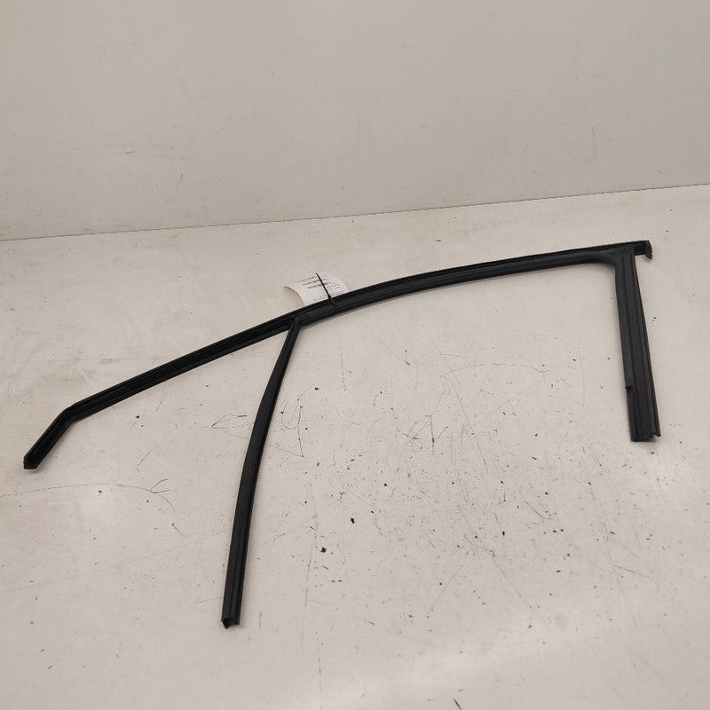 2018 Fiat 500 X Model Door Glass Window Seal Rubber Right Passenger Fr