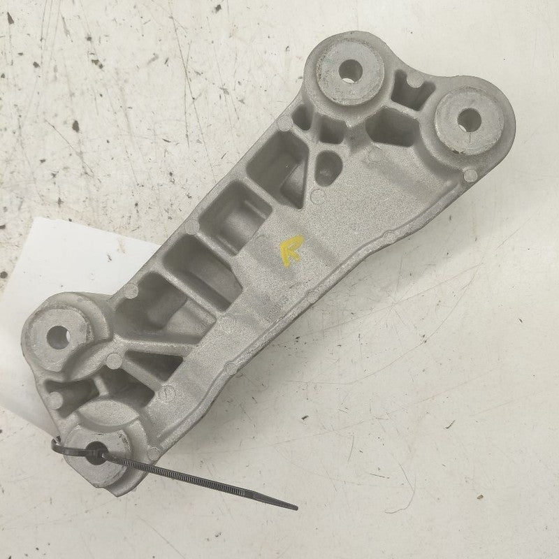 Buick Encore GX Passenger Right Engine Mount Bracket  2022 2023 2024 2