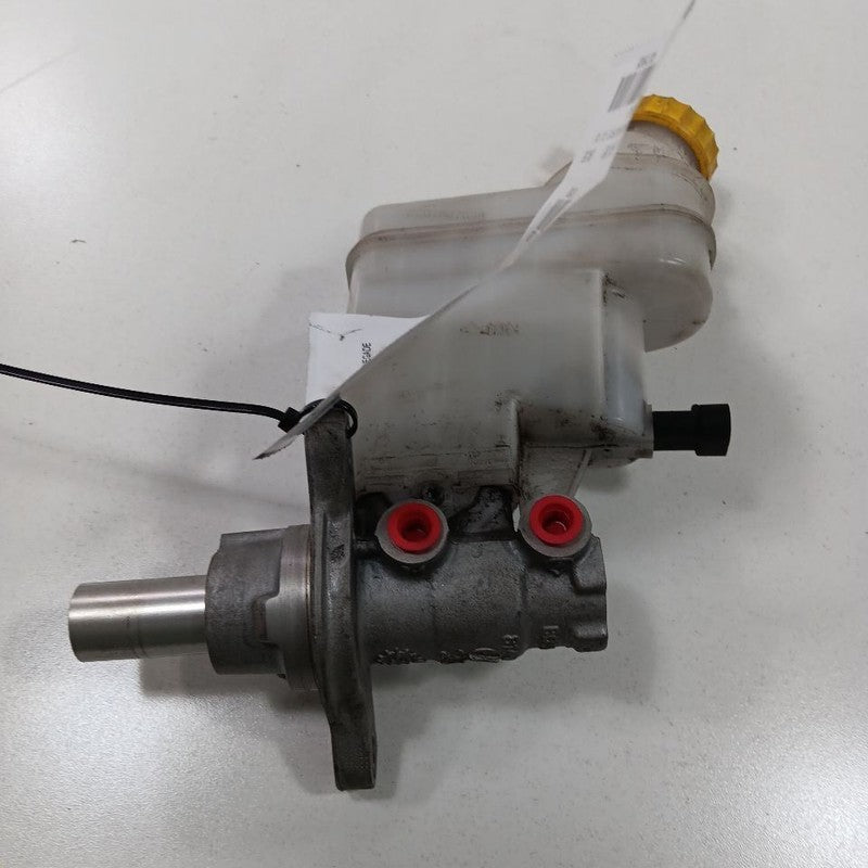Brake Master Cylinder Fits 15-18 Jeep Renegade OEM