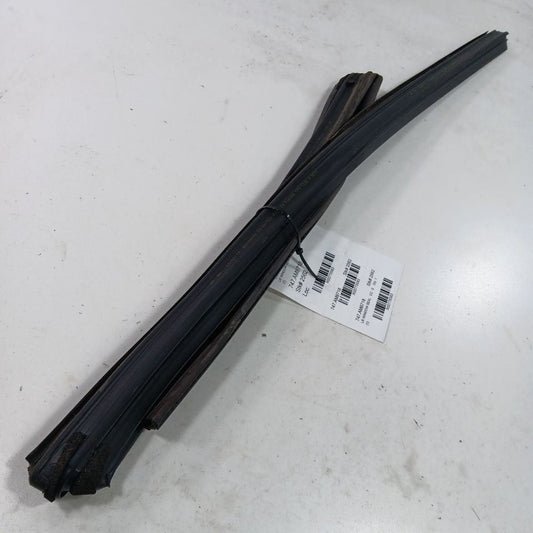 Grand Cherokee Door Glass Window Seal Rubber Left Driver Rear Back  2017 2018 