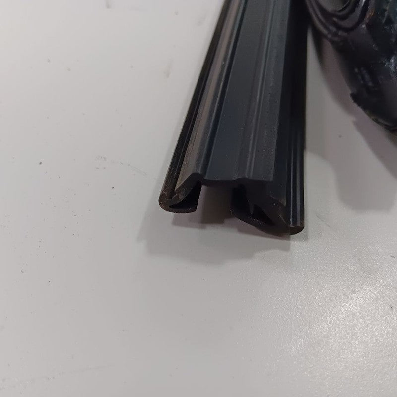 Kia Optima Door Glass Window Seal Rubber Right Passenger Front  2020 2
