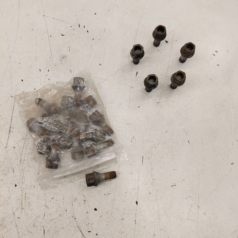 Fiat 500 X Model   Lug Nut Set  2016 2017