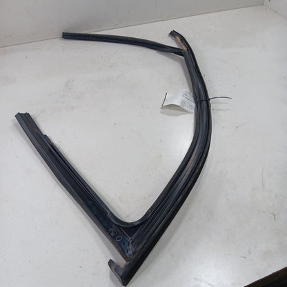 Jeep Cherokee Door Glass Window Seal Rubber Right Passenger Front  2015 2016 201