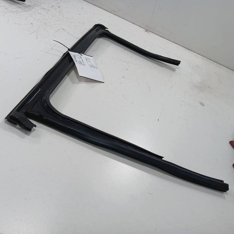 Jeep Compass Door Glass Window Seal Rubber Right Passenger Rear Back 2017 2018