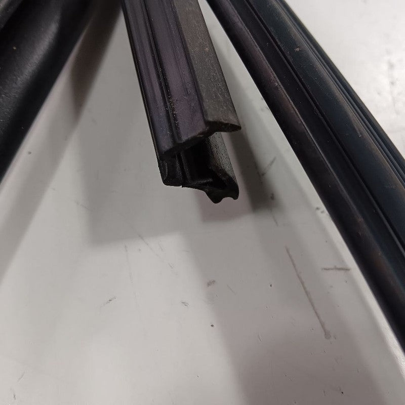 Kia Sportage Door Glass Window Seal Rubber Right Passenger Front  2022
