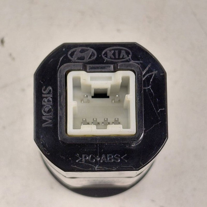 Hyundai Santa Fe USB Charging Port {96125S1500} 2019 2020