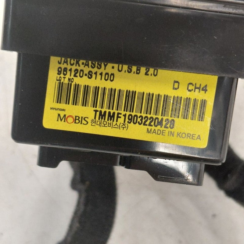 Hyundai Santa Fe USB Plug In Hub Port  2019 2020