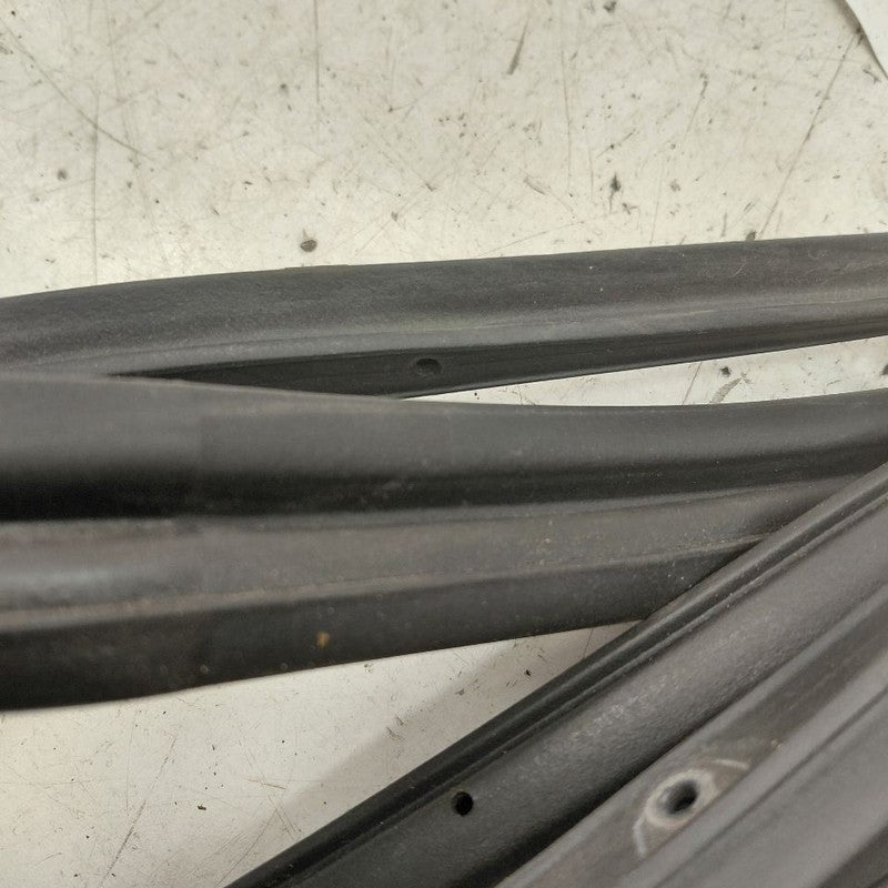 Mitsubishi Outlander   On Door Seal Rubber Right Passenger Front  2018