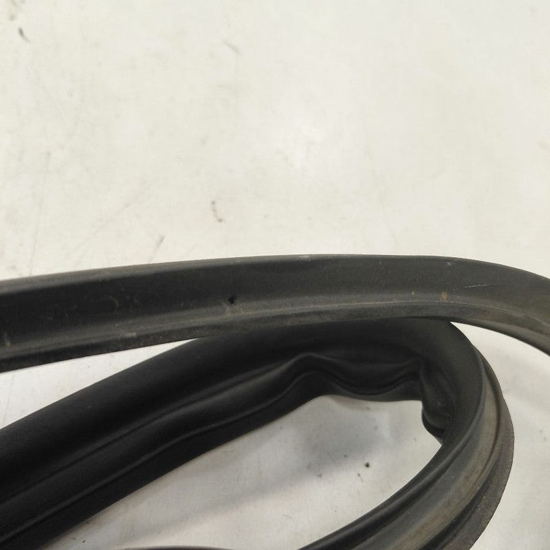 Mitsubishi Outlander   On Door Seal Rubber Right Passenger Front  2018