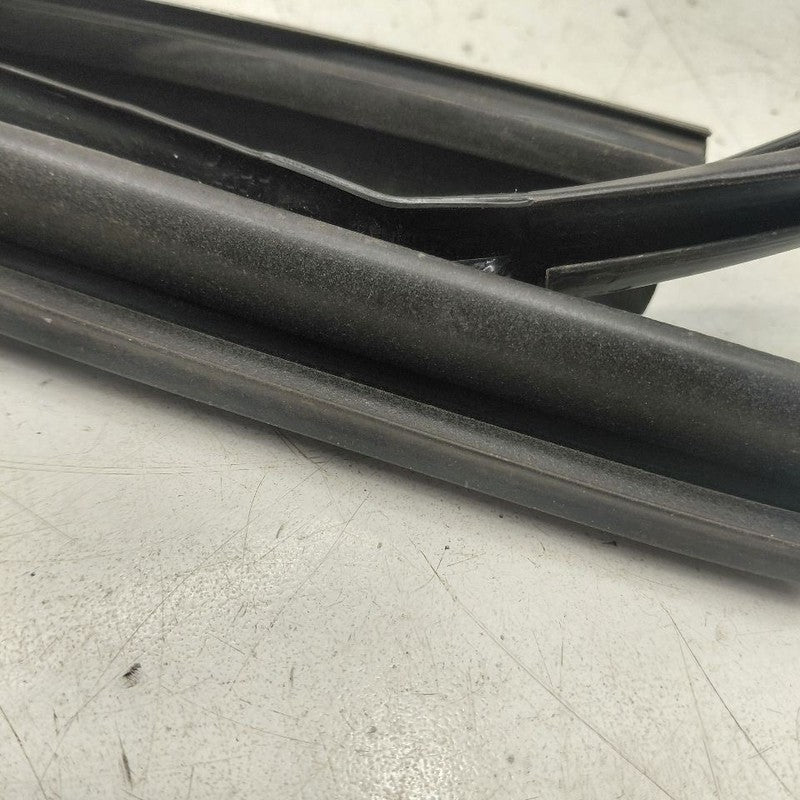 Hyundai Veloster Door Glass Window Seal Rubber Left Driver Front  2017