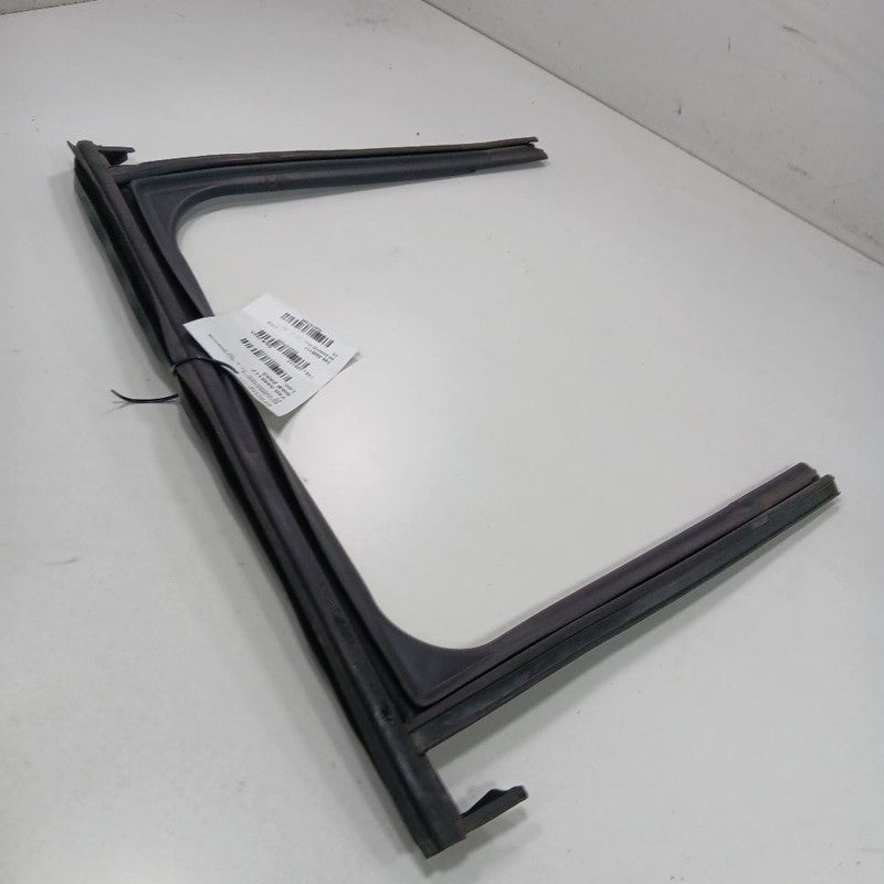 Jeep Renegade Door Glass Window Seal Rubber Right Passenger Rear Back  2017 2018