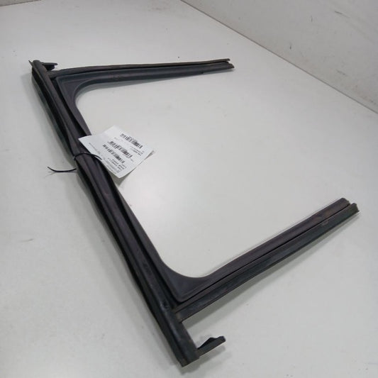 Jeep Renegade Door Glass Window Seal Rubber Right Passenger Rear Back  2017 2018