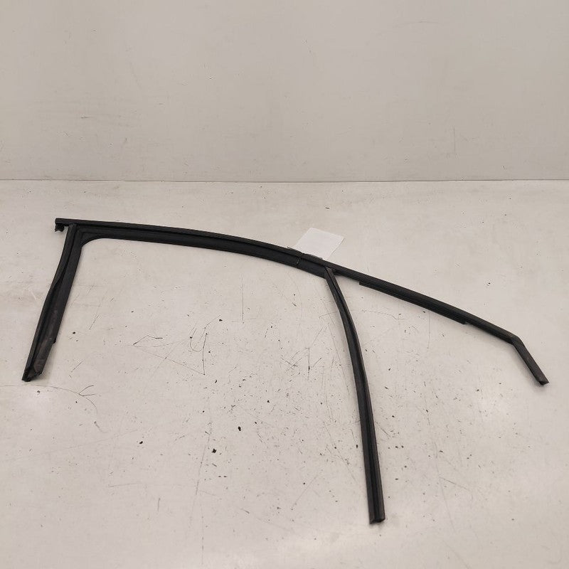 2018 Fiat 500 X Model Door Glass Window Seal Rubber Right Passenger Fr