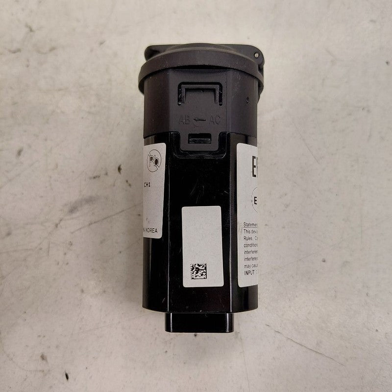 Hyundai Santa Fe USB Charging Port {96125S1500} 2019 2020