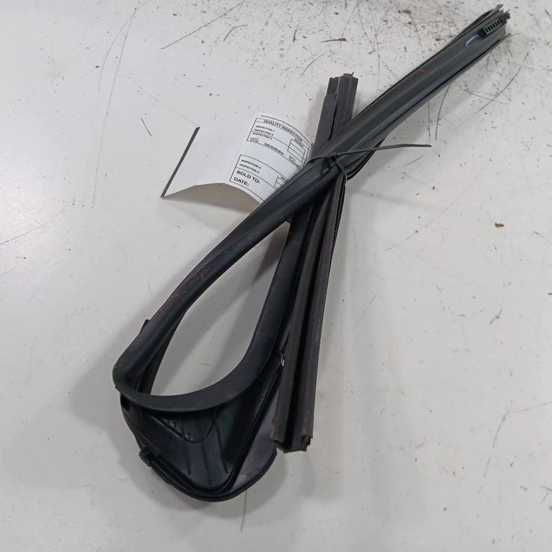 Nissan Versa Door Glass Window Seal Rubber Left Driver Front  2023 202