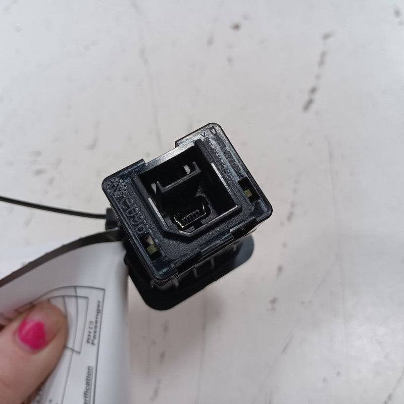FIAT 500 USB Plug In Hub Port  2017 2016 OEM