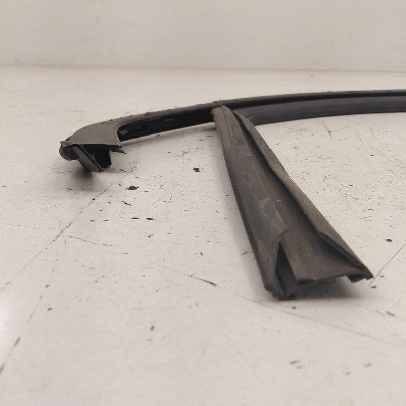 2018 Fiat 500 X Model Door Glass Window Seal Rubber Right Passenger Re