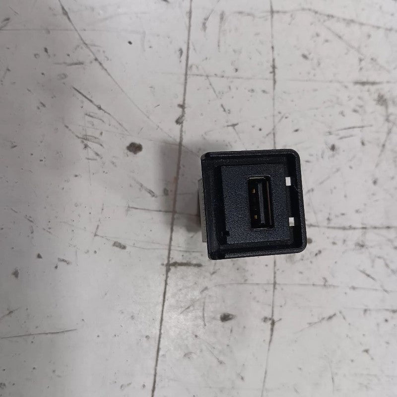 Nissan LEAF USB Plug In Hub Port  2013 2014 2015 2016 2017