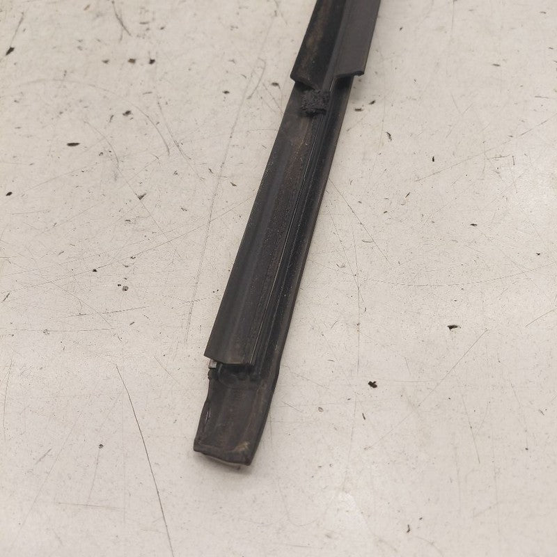 Jeep Cherokee Door Glass Window Weather Strip Trim Front Right Passeng