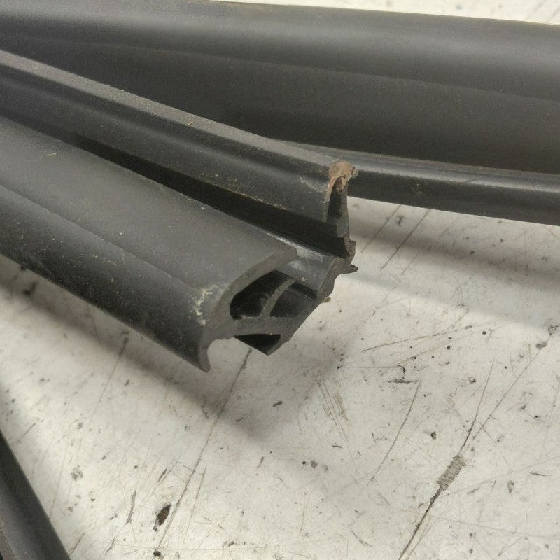 Mitsubishi Outlander   Door Glass Window Seal Rubber Right Passenger F
