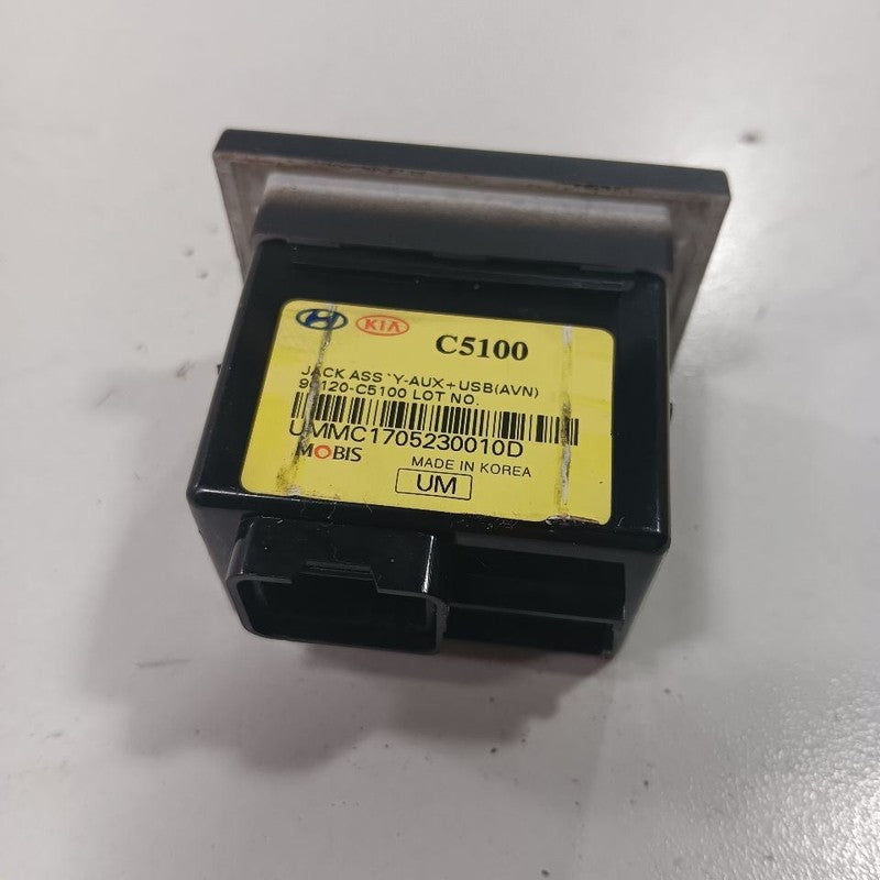 Kia Sorento USB Plug In Hub Port  2018 2017 2016