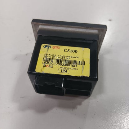 Kia Sorento USB Plug In Hub Port  2018 2017 2016