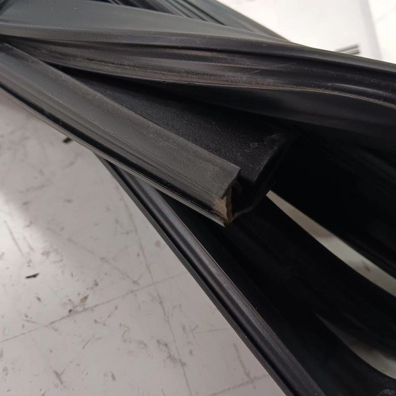 Kia Forte Door Glass Window Seal Rubber Left Rear Back  2014 2015 2016