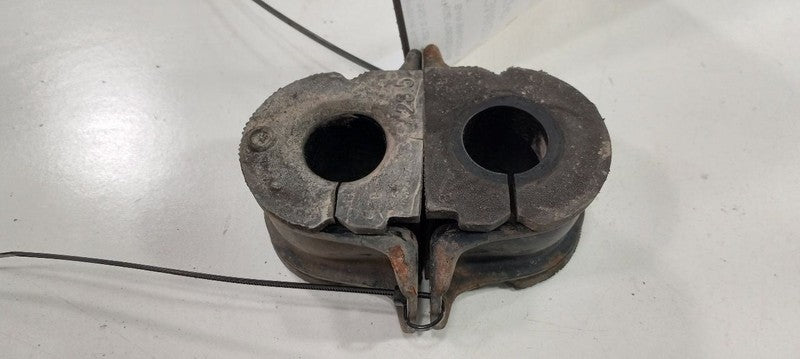 Cadillac SRX Sway Bar Bushing Mounting Bracket 2011 2012 2013 2014