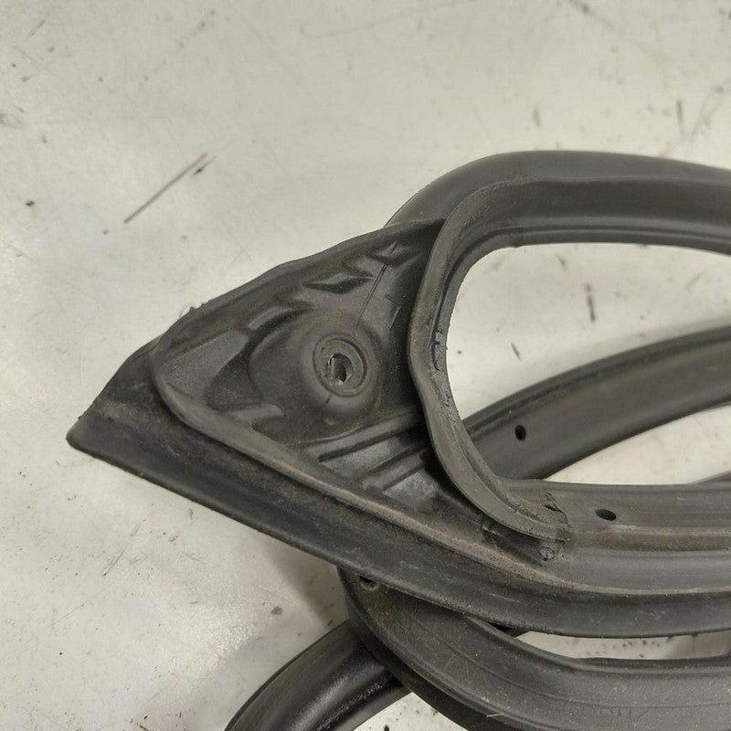 Mitsubishi Outlander   On Door Seal Rubber Left Driver Front  2018 201