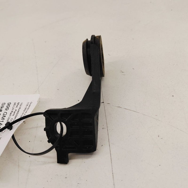 Chevy Volt Driver Left Side Radiator Upper Insulator {23147476} 2019 2