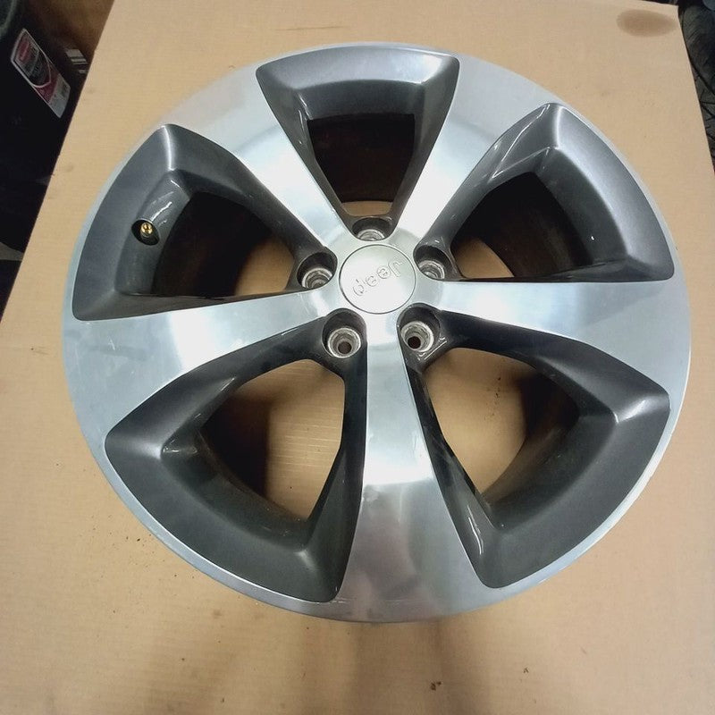 Wheel Rim 18x7 5 Spoke Polished Face With Gray Pockets Fits 19 Jeep Ch