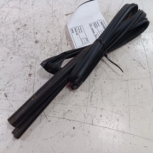 Legacy Outback Door Glass Window Seal Rubber Right Passenger Rear Back