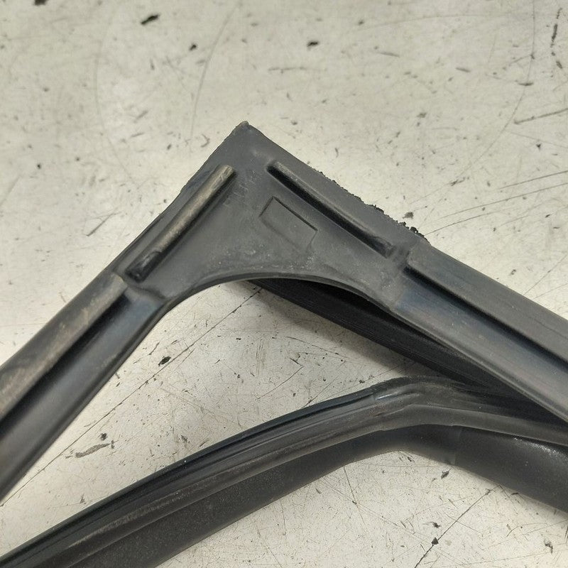 Hyundai Veloster Door Glass Window Seal Rubber Right Passenger Front  
