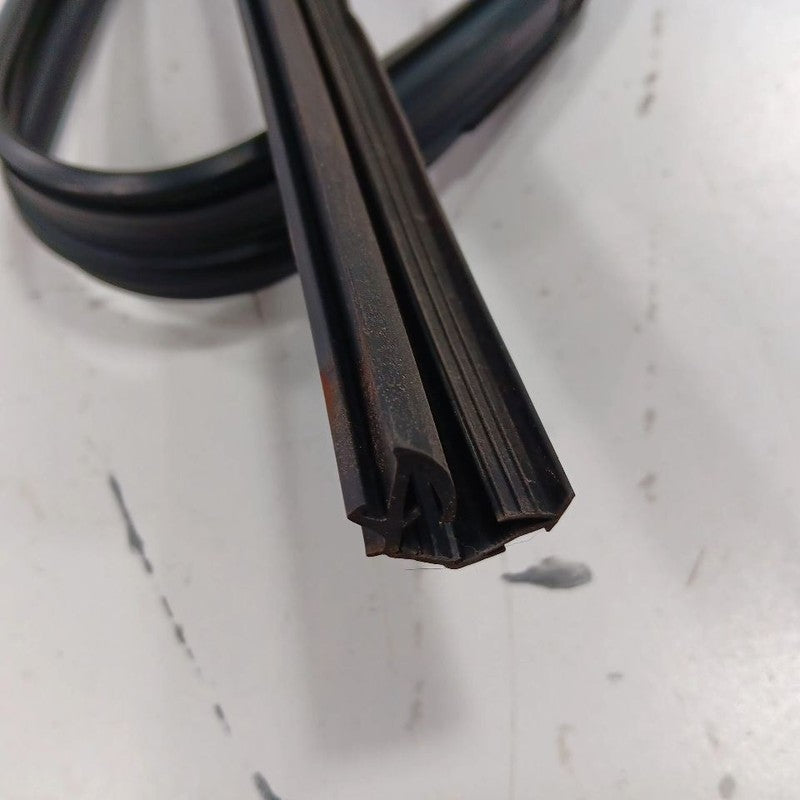 Subaru Outback Legacy Door Glass Window Seal Rubber Left Driver Front 