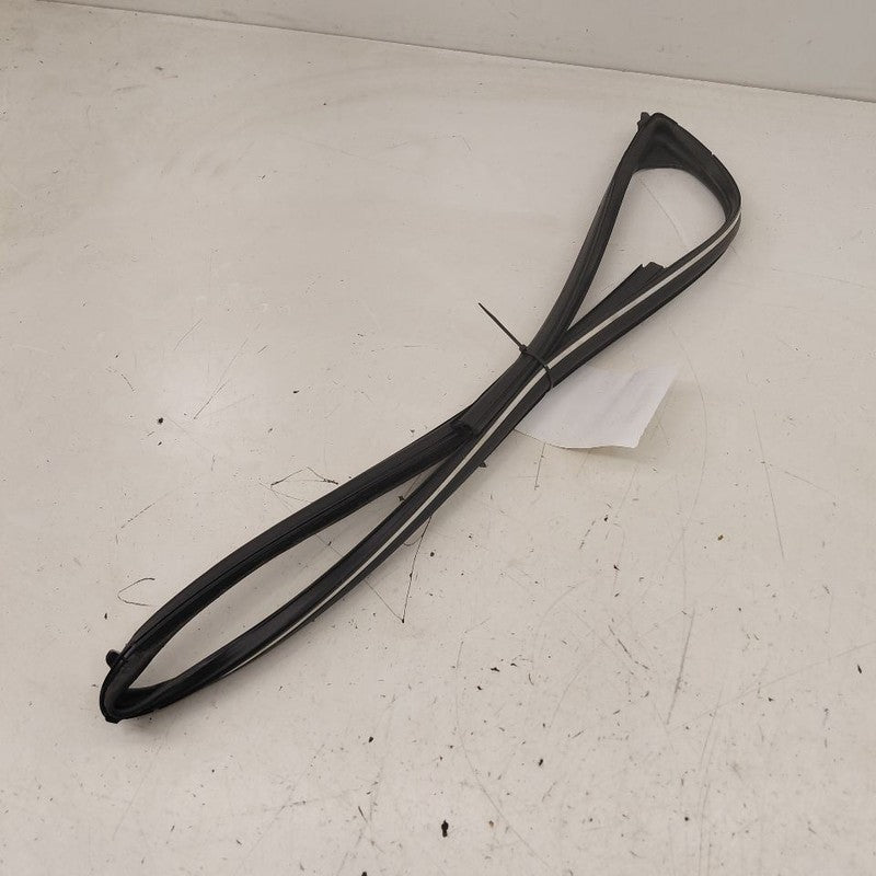 Mitsubishi Outlander   Door Glass Window Seal Rubber Right Passenger F